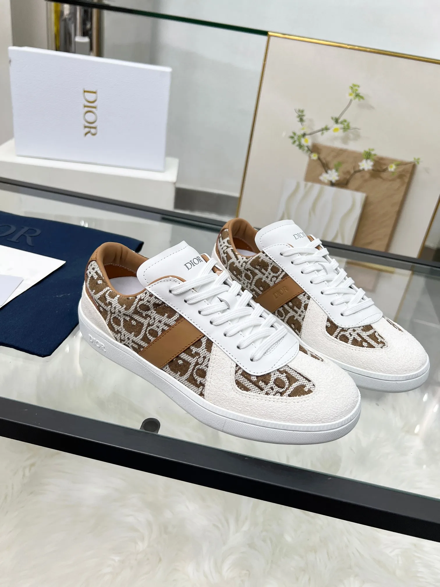 👟👟Ex-factory price 460👟👟Male size +10 correct✅ version. 𝐃𝐢𝐨𝐫 𝟮𝟱𝐏𝐫𝐞-𝐅𝐚𝐥𝐥 𝐁𝐞𝐫𝐥𝐢𝐧 𝟬𝟭 Dior B01 couple casual moral training shoes white shoes sneakers late 90s fashion brand Maison Margiela purchased GAT in large quantities and gave them a makeover. This shoe type of De Xun officially started its fashion journey. Original: Top layer of cowhide, cowhide lining, original outsole Size: 35-45 (40 for women, 45 for men, custom made, non-refundable)